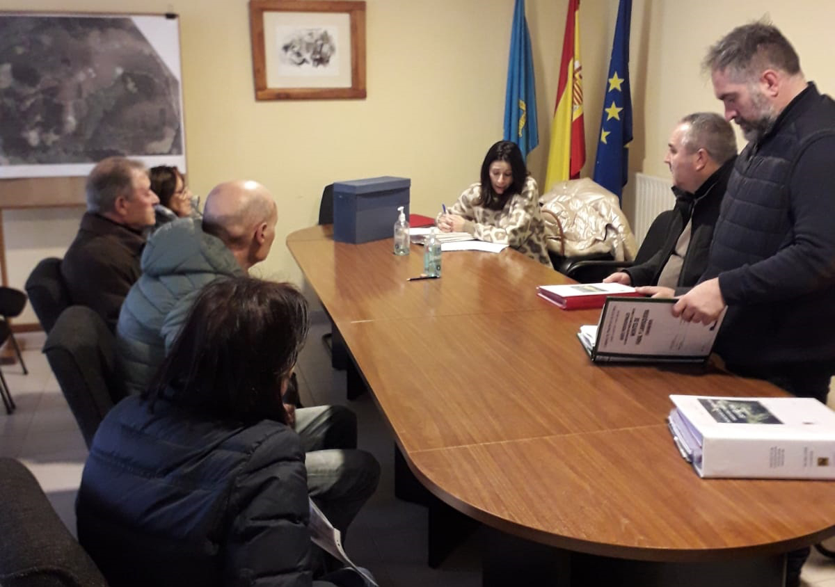 A la derecha, el director general de Infraestructuras Rurales y Montes, Fernando Prendes, y el alcalde de Taramundi, Cesar Villabrille, en un momento de la entrega de títulos.