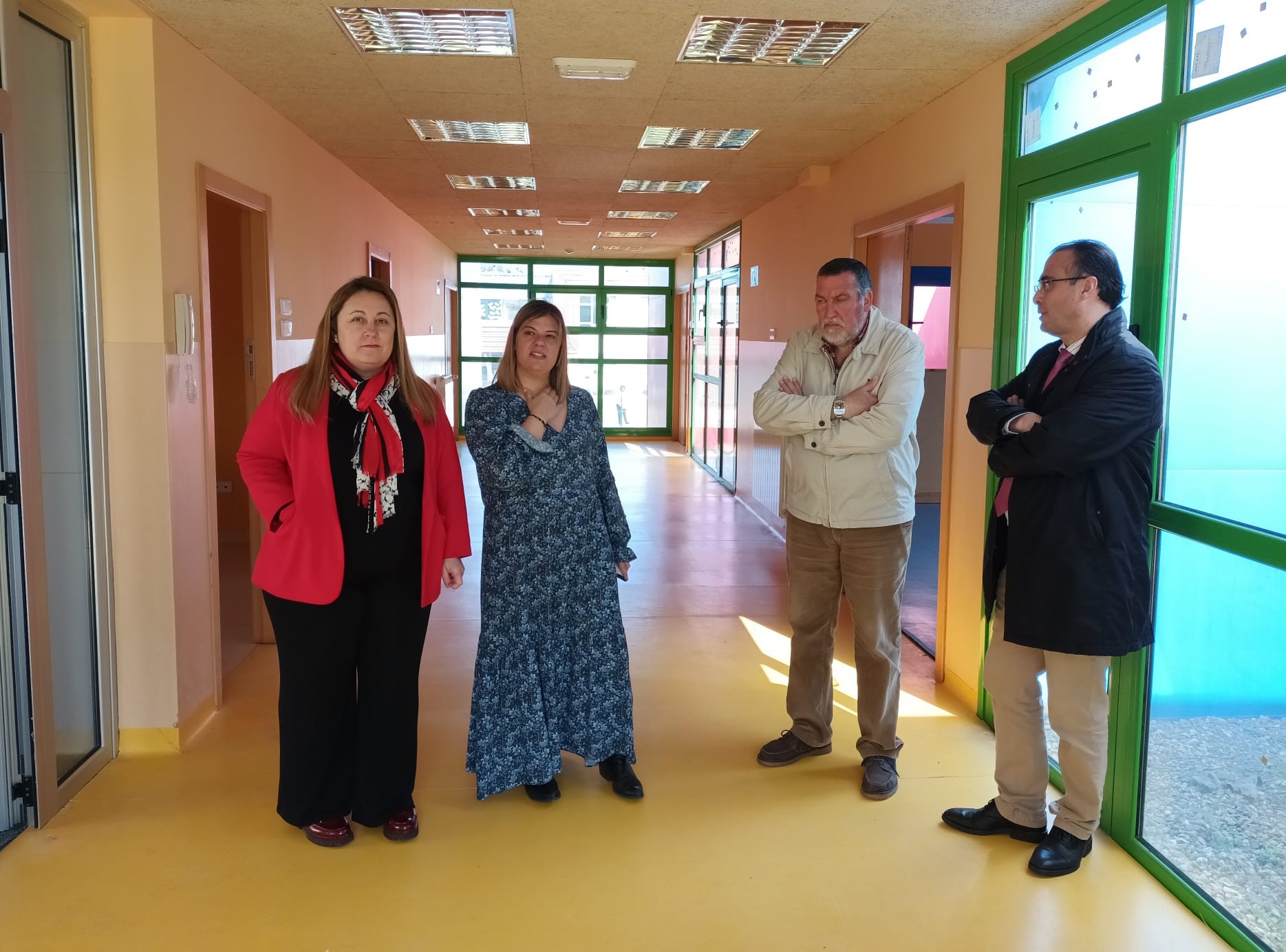 En la imagen, la consejera de Educación, Lydia Espina, acompañada por la diputada del PSOE Gimena Llamedo; el concejal de obras de Ribadedeva, José Luis Nosti, y el alcalde, Jesús Bordás, en el interior de la futura escuela de Infantil de Colombres. 