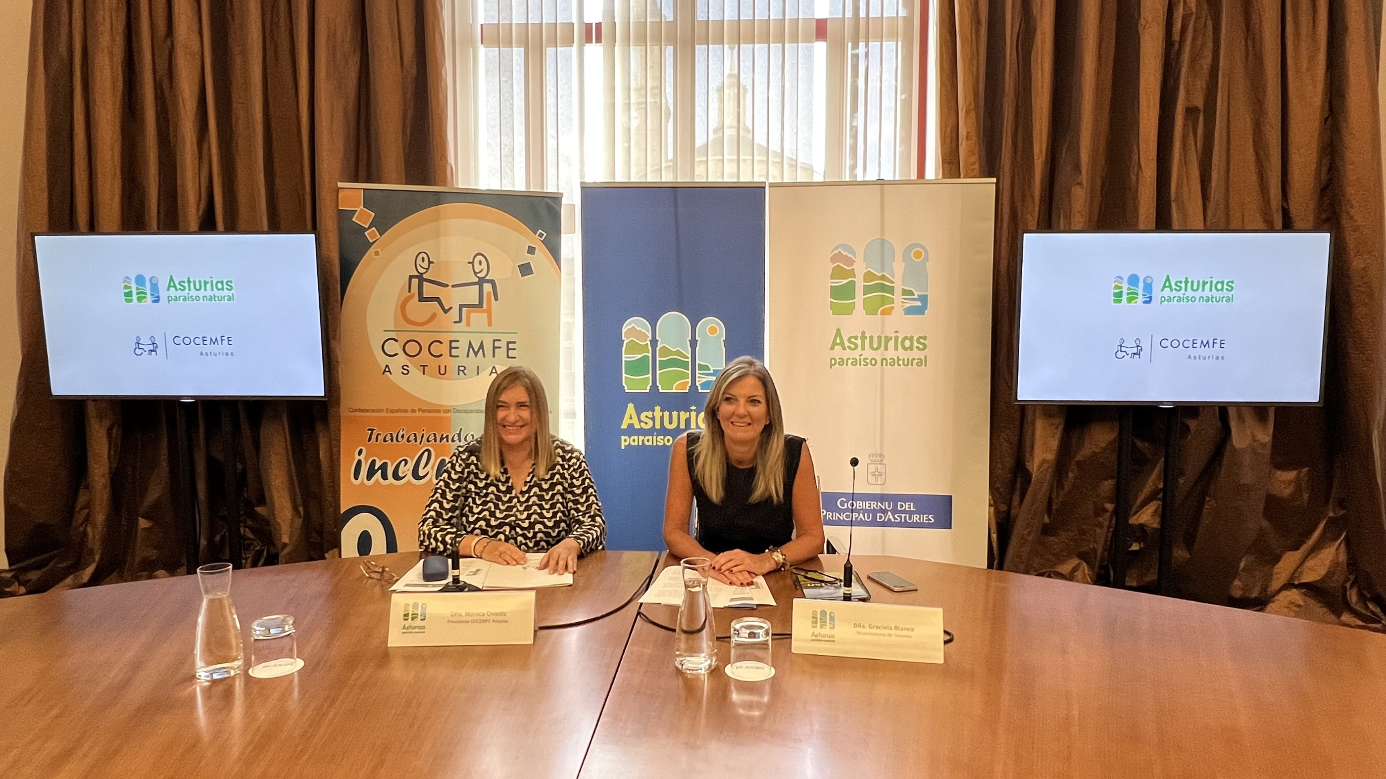 La viceconsejera de Turismo, Graciela Blanco, y la presidenta de Cocemfe Asturias, Mónica Oviedo, durante la presentación.