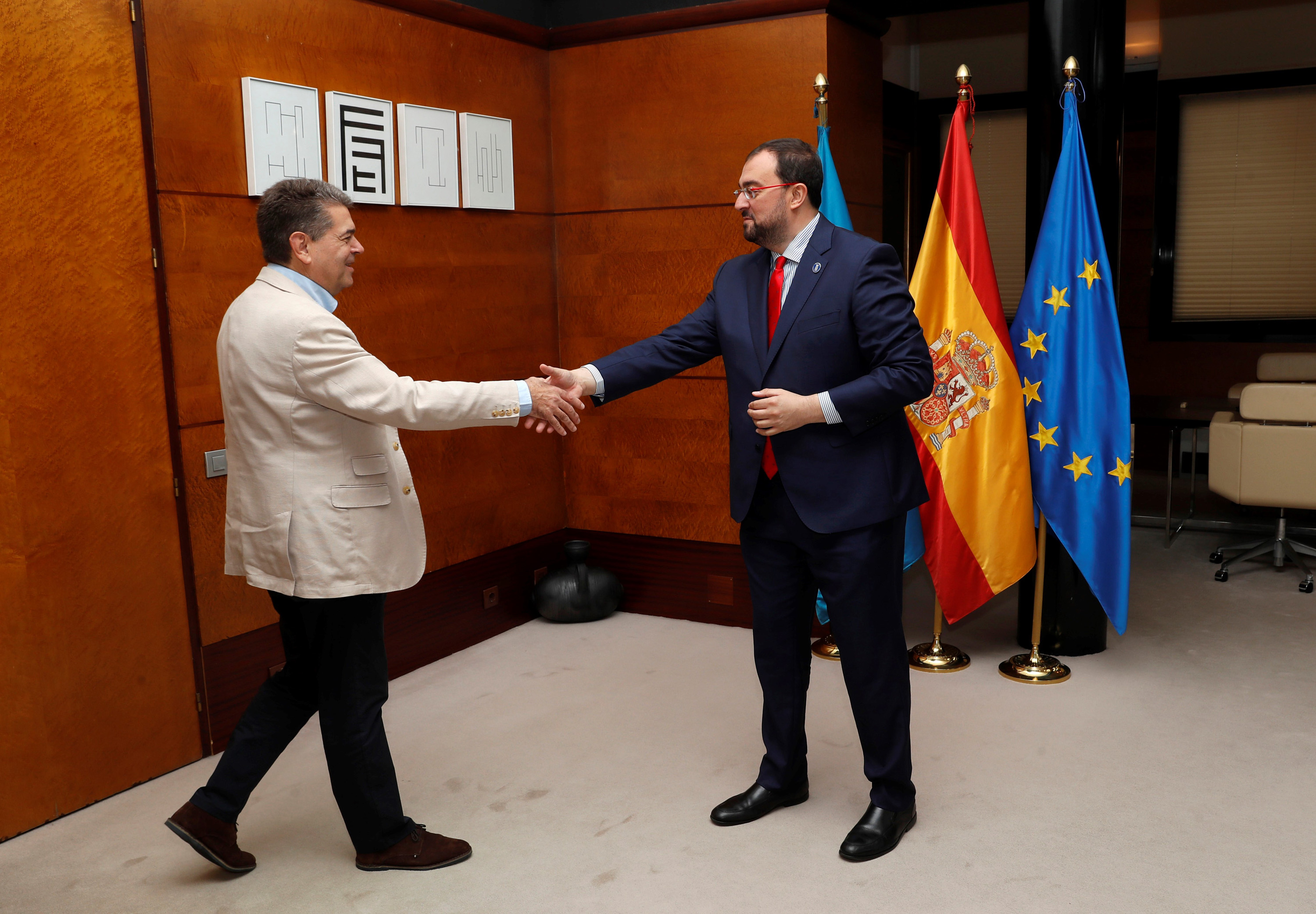Image 0 of article Adrián Barbón se reúne con el alcalde de San Martín del Rey Aurelio