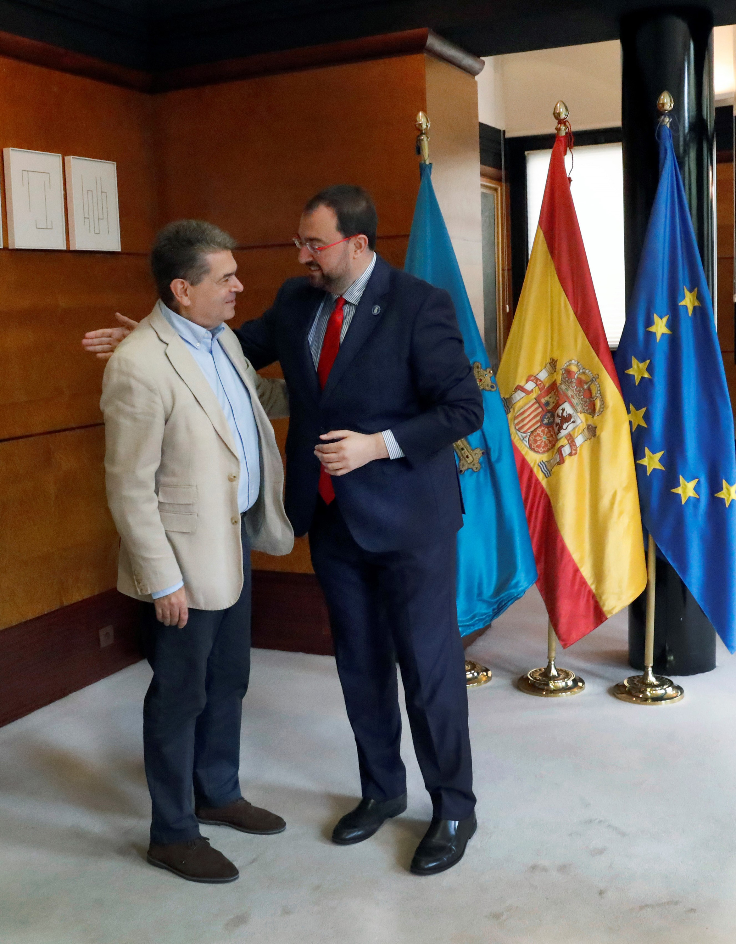 Image 1 of article Adrián Barbón se reúne con el alcalde de San Martín del Rey Aurelio