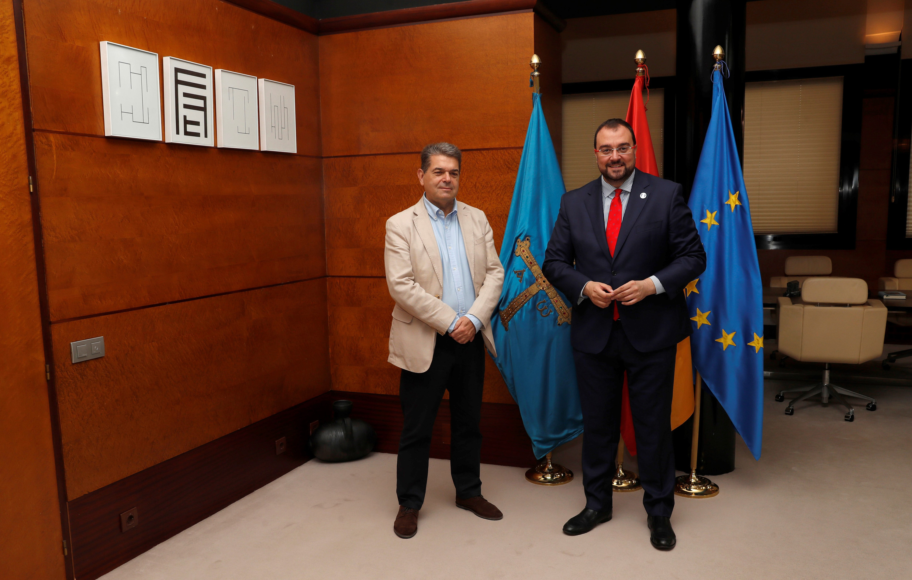 Image 2 of article Adrián Barbón se reúne con el alcalde de San Martín del Rey Aurelio