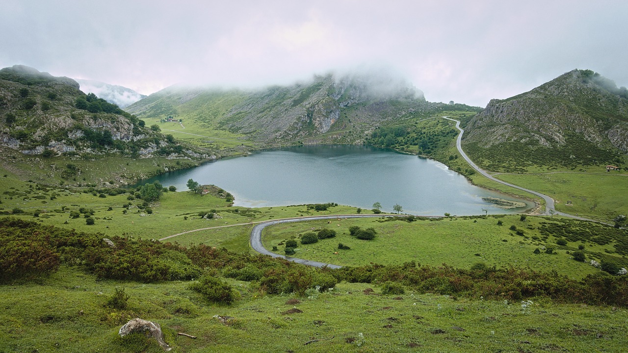 Imagen del artículo El plan piloto de transporte a los lagos de Cuadonga/Covadonga registra 6.302 usuarios en el puente, un 22,4% más que el año pasado