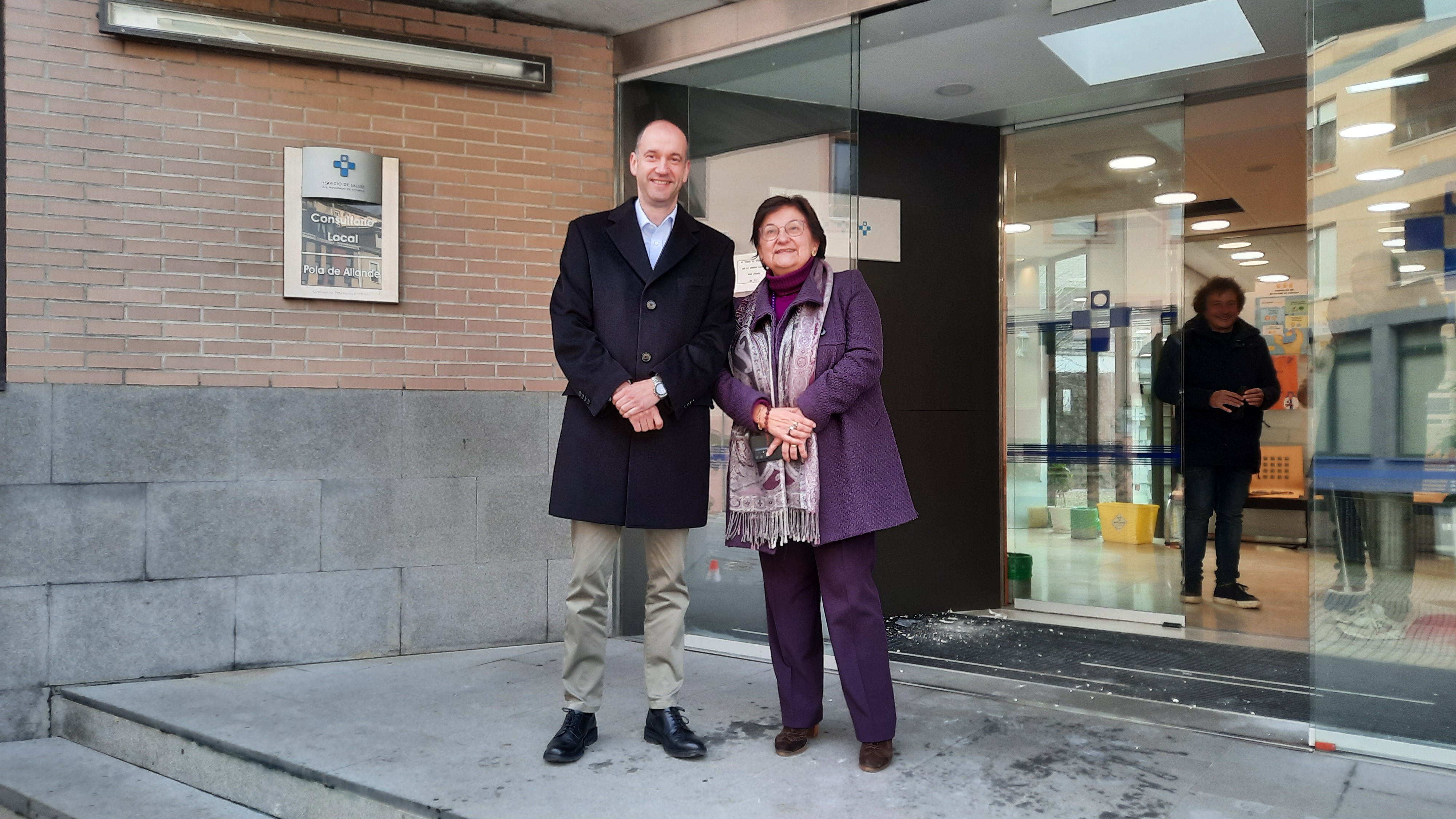El viceconsejero de Política Sanitaria, Pablo García (a la izquierda), junto a la alcaldesa de Allande, María Victoria López