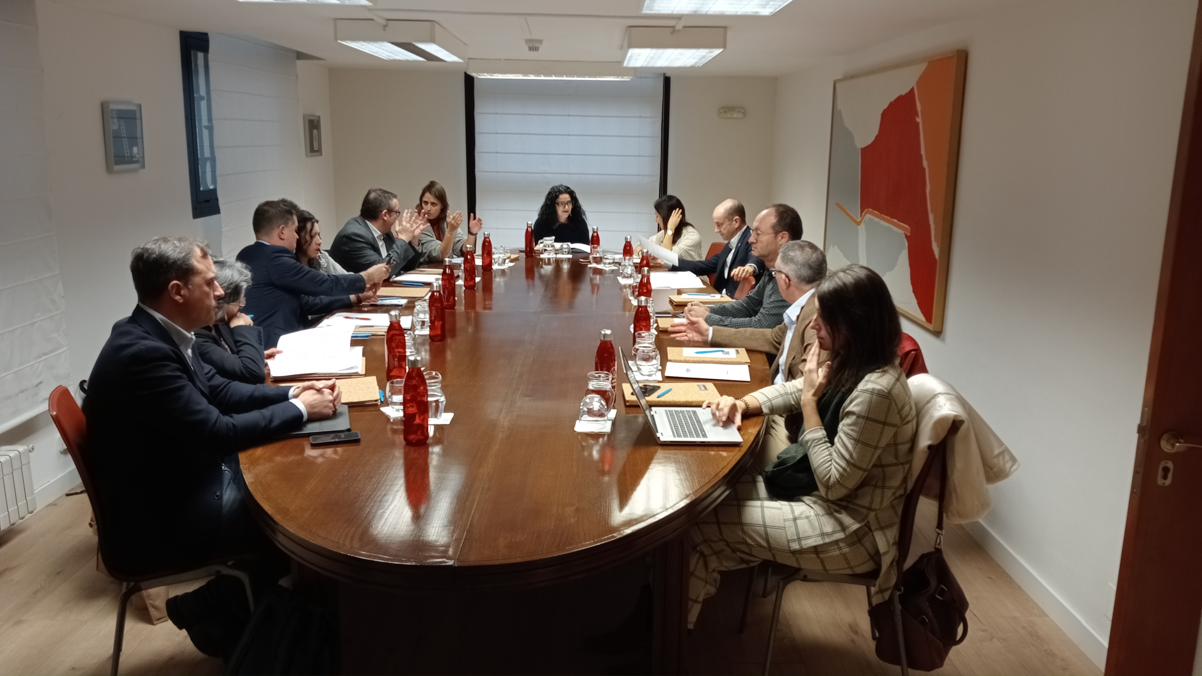La viceconsejera de Cultura, Política Llingüística y Deporte, Vanesa Gutiérrez, preside la primera reunión de la Comisión Intersectorial