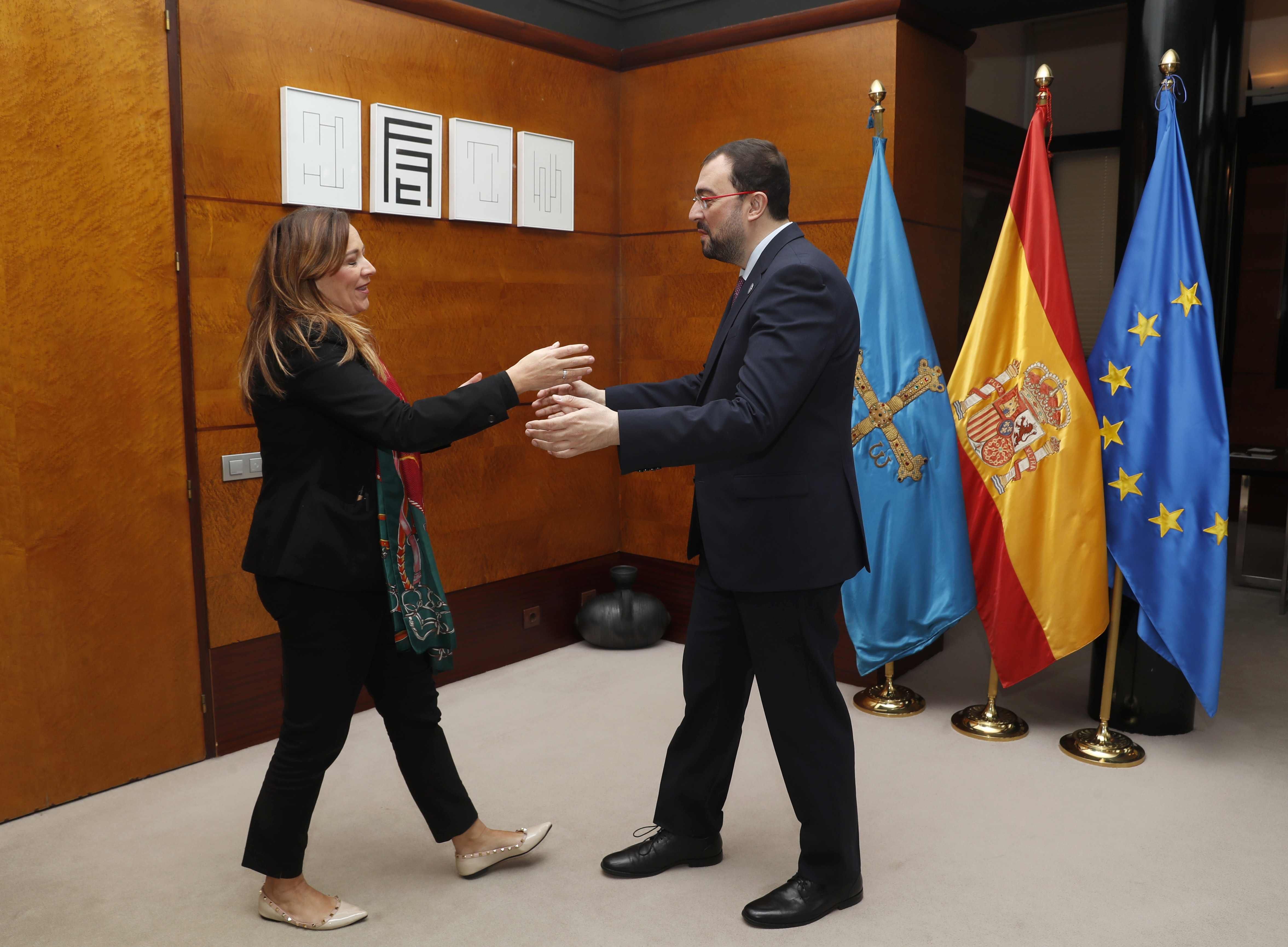 Image 0 of article El presidente recibe a la directora general de la Vuelta Ciclista a Asturias