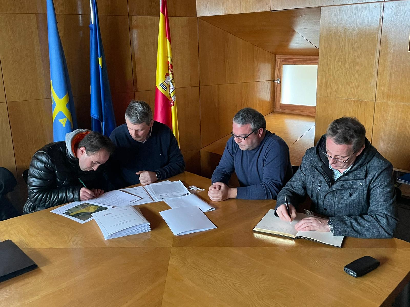 Imagen - El consejero de Medio Rural firma la concesión de ocho parcelas del monte Carbayal, Pastur y Entrerriós, en Illano, para uso ganadero