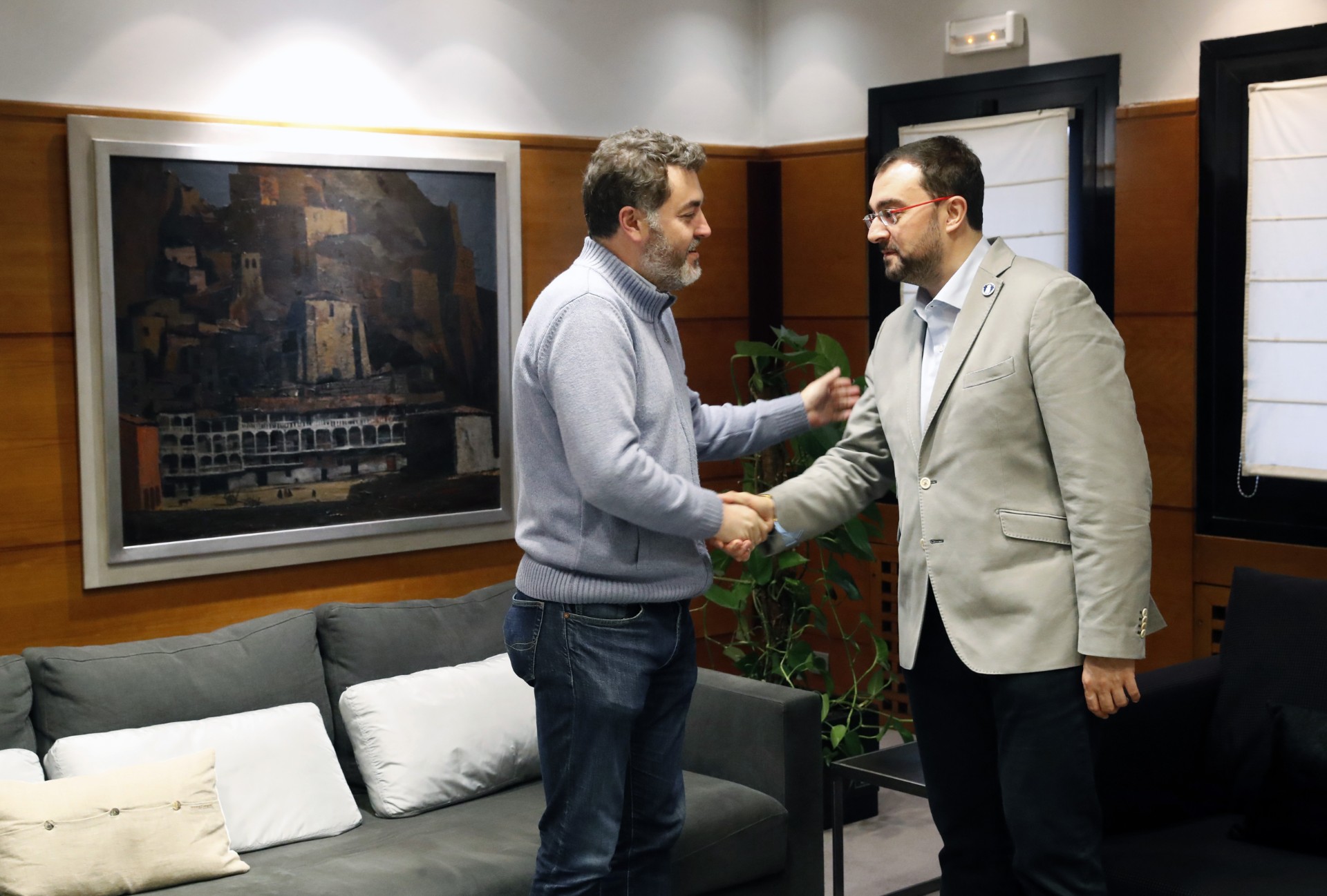 Image 0 of article Barbón aborda con el eurodiputado Jonás Fernández el balance de la legislatura comunitaria