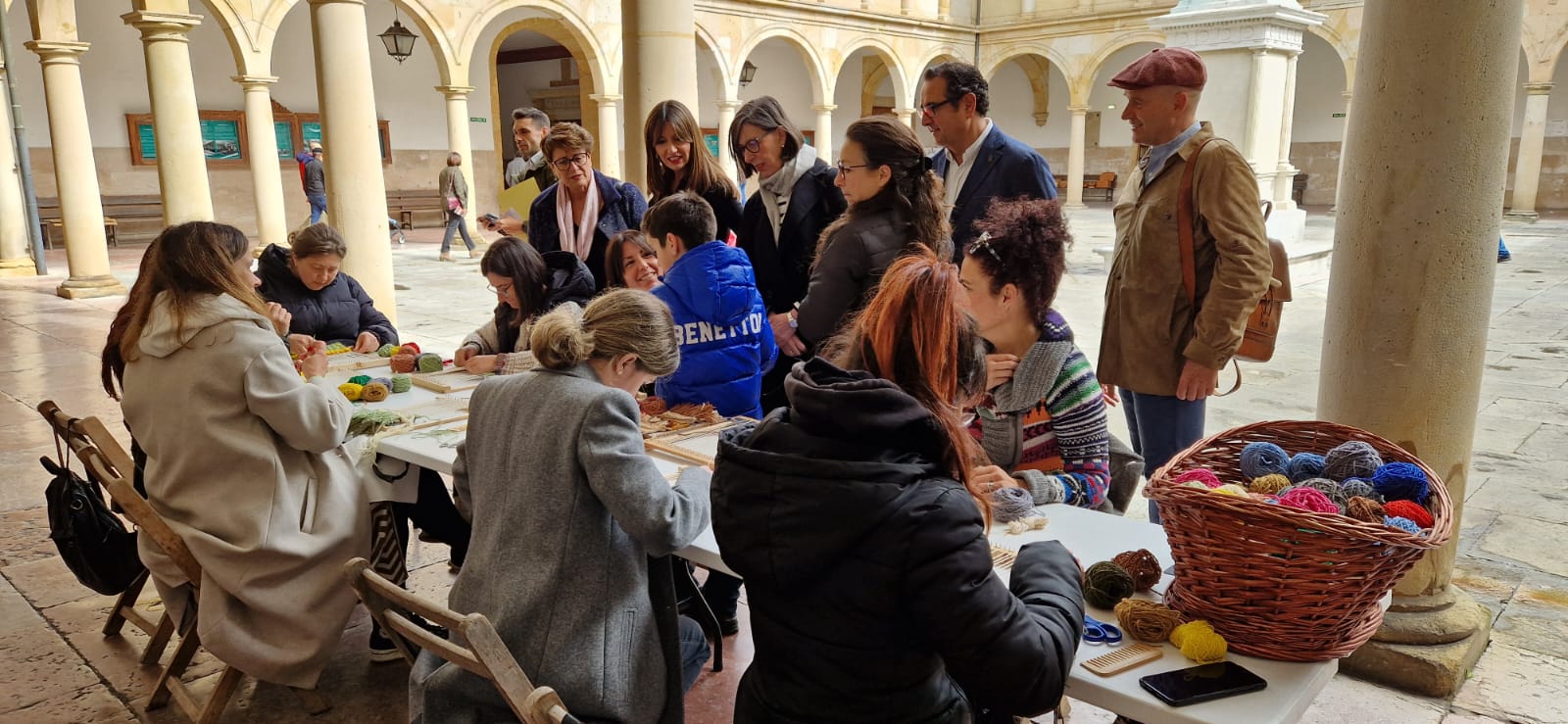 La consejera de Transición Ecológica, Industria y Desarrollo Económico, Nieves Roqueñí; el director general de Comercio, Julio Zapico, y el presidente del Mercado Artesano y Ecológico, Javier Ruiz-Cuevas, en uno de los talleres celebrados durante los días europeos de artesanía.