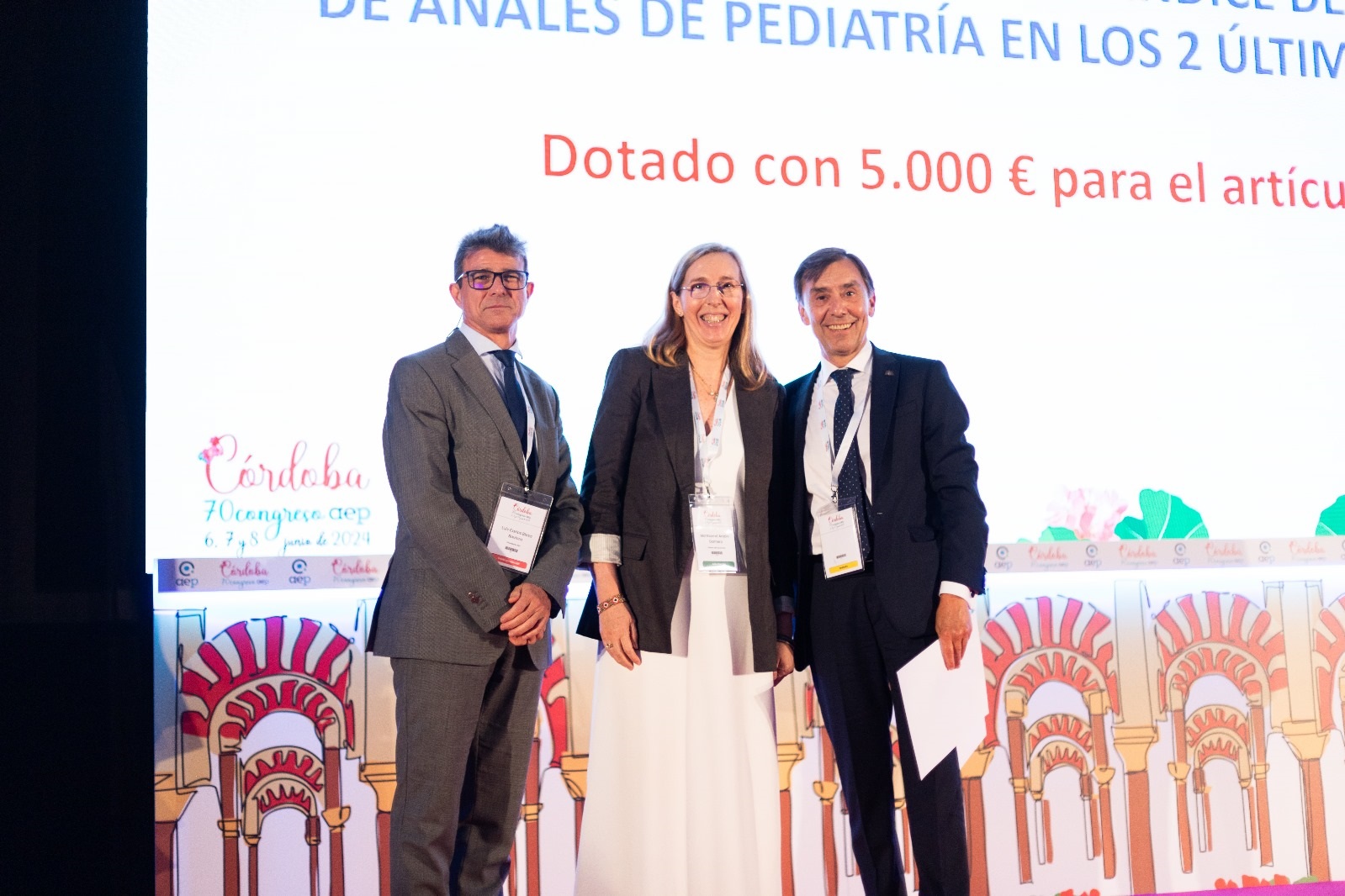 Por la izquierda, Luis Blesa, presidente de la Asociación Española de Pediatría; Monserrat Antón, editora jefa de la Revista Anales de Pediatría, y Corsino Rey, Jefe del área de gestión clínica de Infancia y Adolescencia del Hospital Universitario Central de Asturias (HUCA)