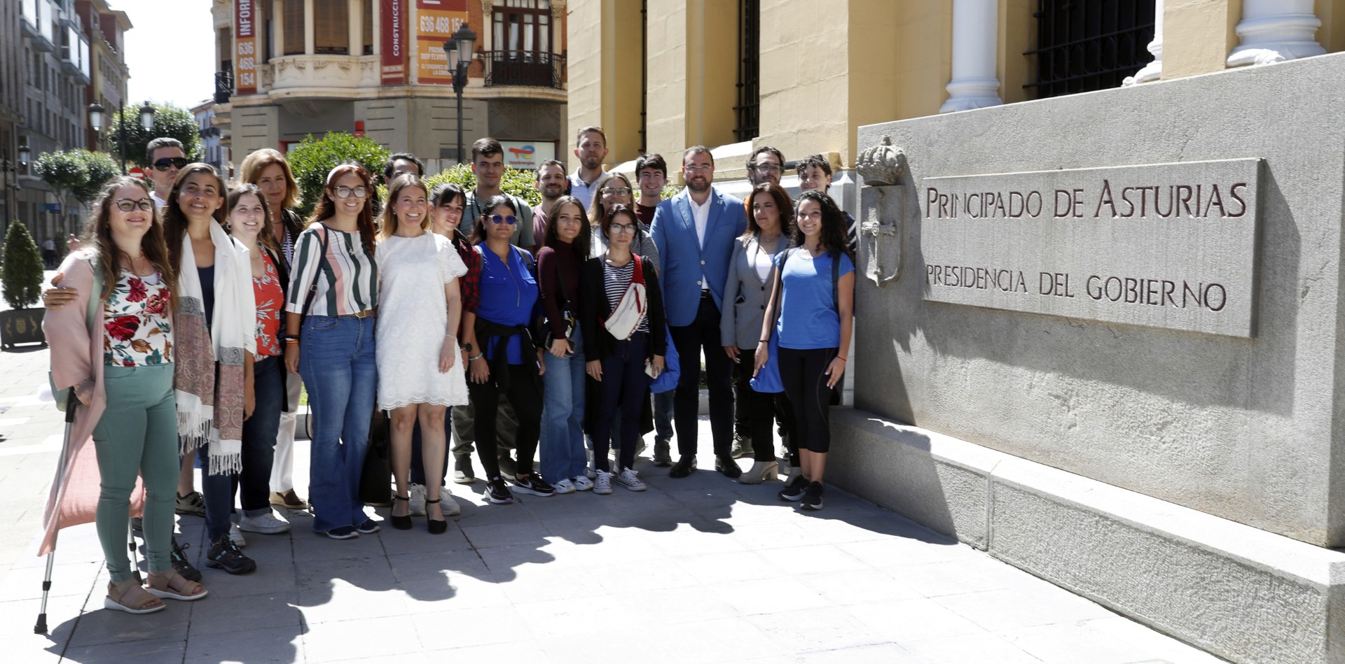 Image 1 of article El presidente recibe a un grupo de jóvenes descendientes de emigrantes que participan en el I Campus Iberoamericano Orígenes