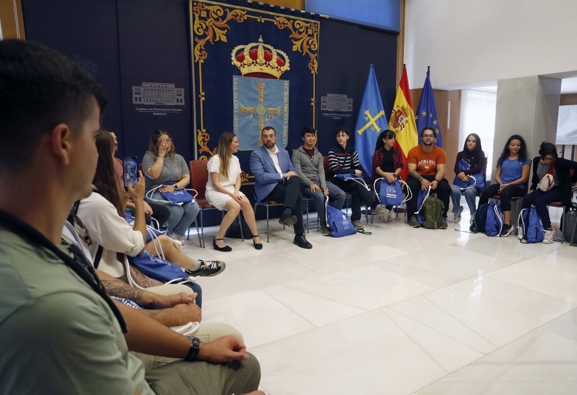Image 4 of article El presidente recibe a un grupo de jóvenes descendientes de emigrantes que participan en el I Campus Iberoamericano Orígenes