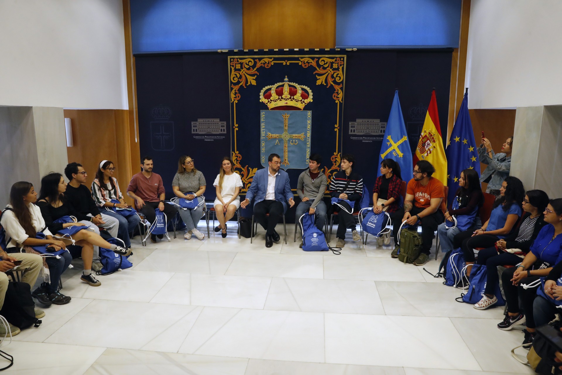 Image 0 of article El presidente recibe a un grupo de jóvenes descendientes de emigrantes que participan en el I Campus Iberoamericano Orígenes