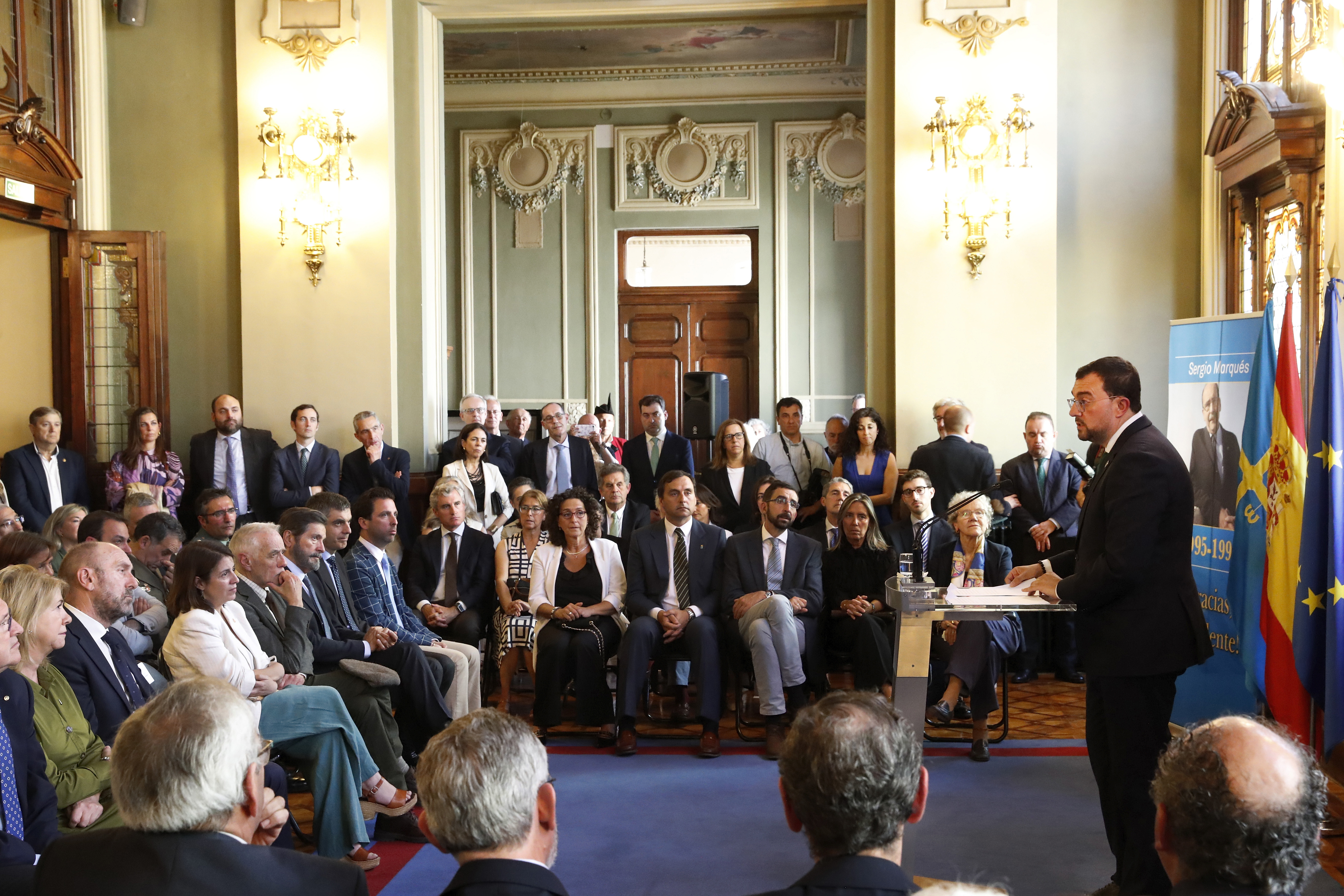 Image 1 of article El jefe del Ejecutivo destaca la dignidad y dimensión ética del presidente Sergio Marqués, un patrimonio de toda la sociedad asturiana