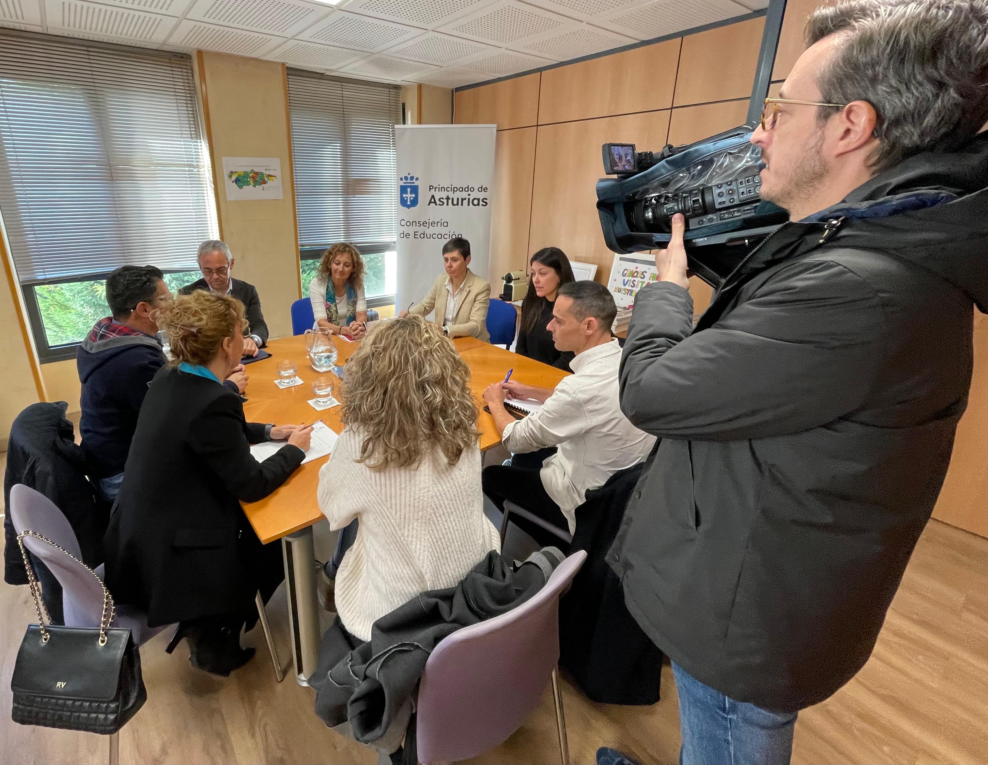Imagen - Educación se compromete a rehabilitar la escuela de Zurea dañada por el temporal de viento