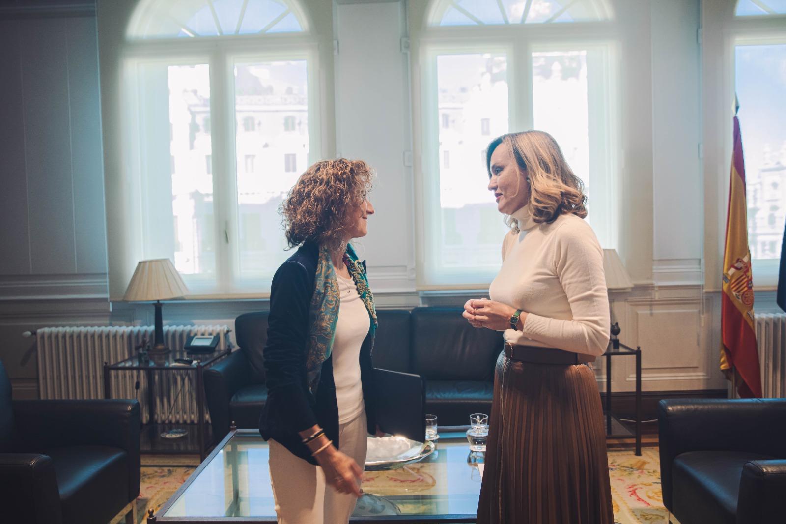 Imagen - Eva Ledo plantea a la ministra de Educación la necesidad de una ley nacional contra el acoso y la importancia de crear una especialidad docente de asturiano