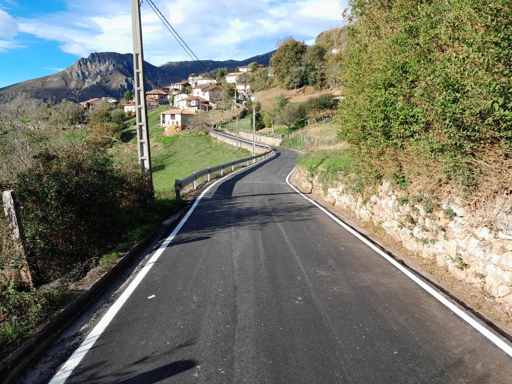 Imagen - Movilidad concluye los trabajos de mejora de la vía de acceso a Cofiñu, en Parres, tras invertir 280.000 euros