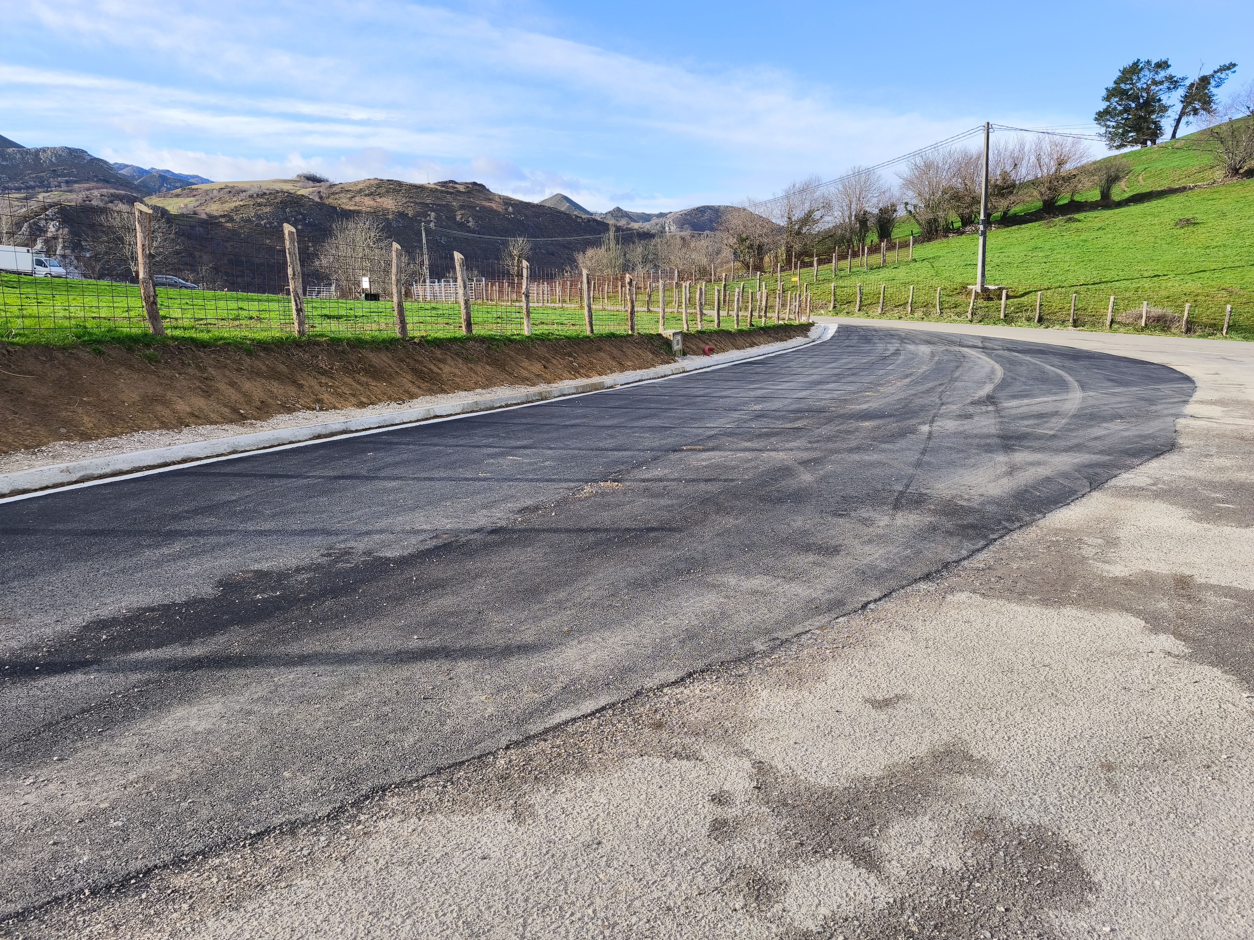 Imagen - Movilidad amplía el aparcamiento del entorno de la iglesia de Güensucesu, en Onís, tras invertir 23.000 euros