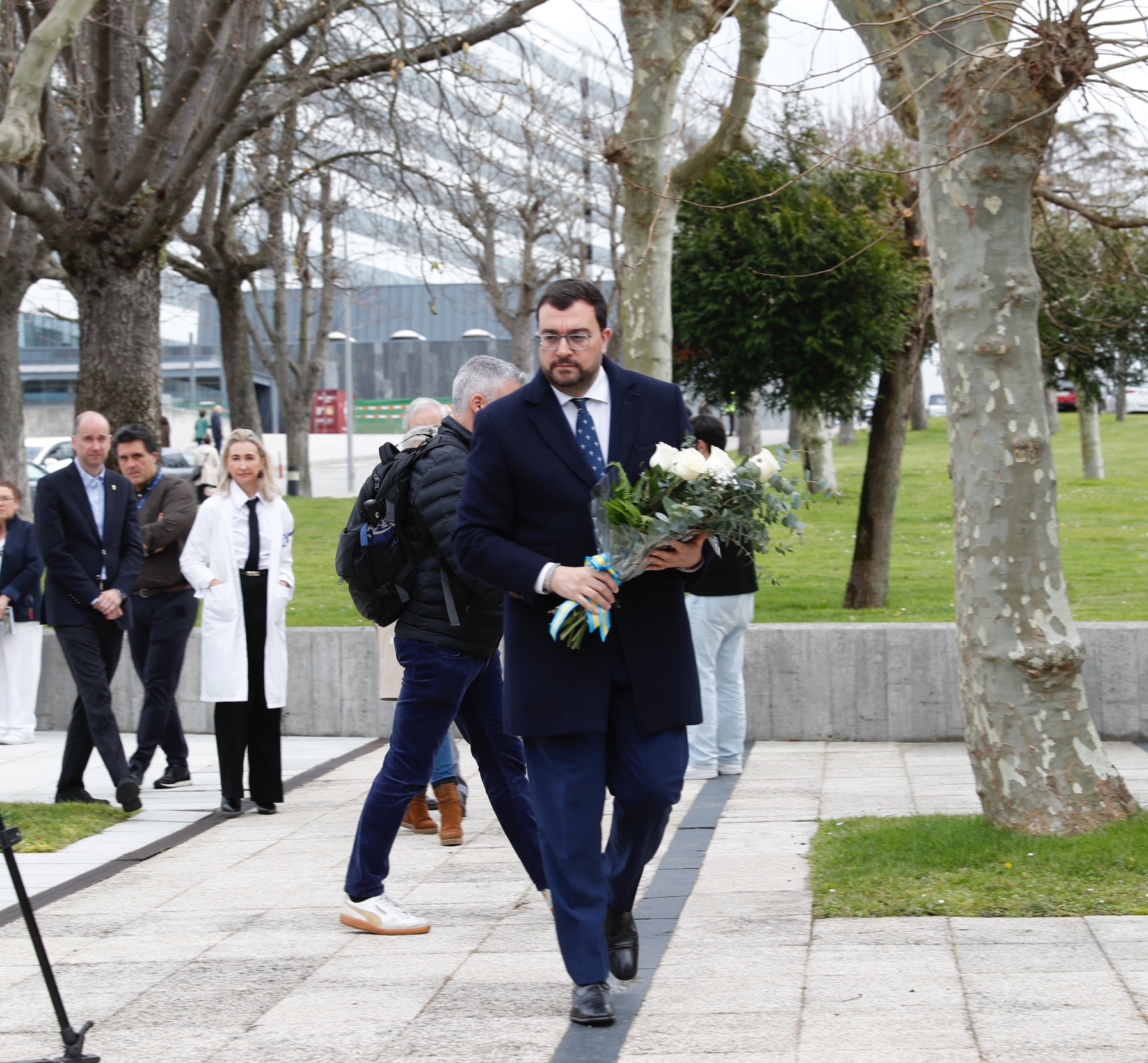 Imagen - Barbón hace un llamamiento por la paz y reivindica la labor del personal del sistema sanitario público “que cada día intenta salvar vidas”