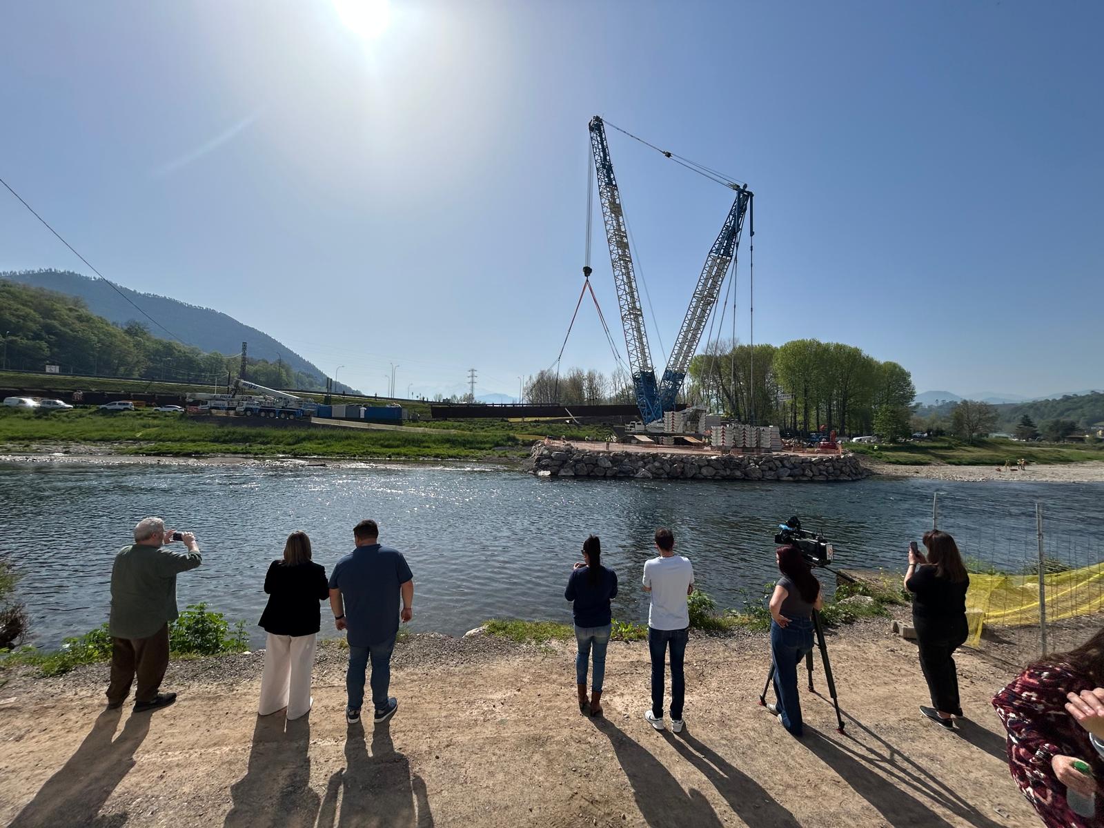 Imagen - El futuro puente 'Emilio Llamedo' en Les Arriondes/Arriondas toma forma con el izado y colocación de la nueva estructura metálica