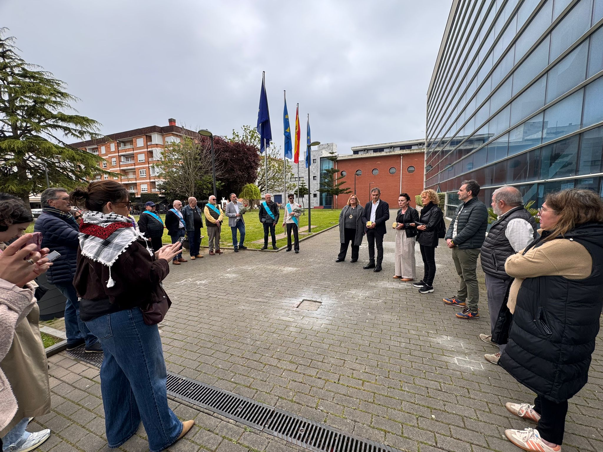 Imagen - El Gobierno de Asturias refuerza su compromiso frente al fascismo con la instalación de dos nuevas 'Stolpersteine' en Lluanco/Luanco