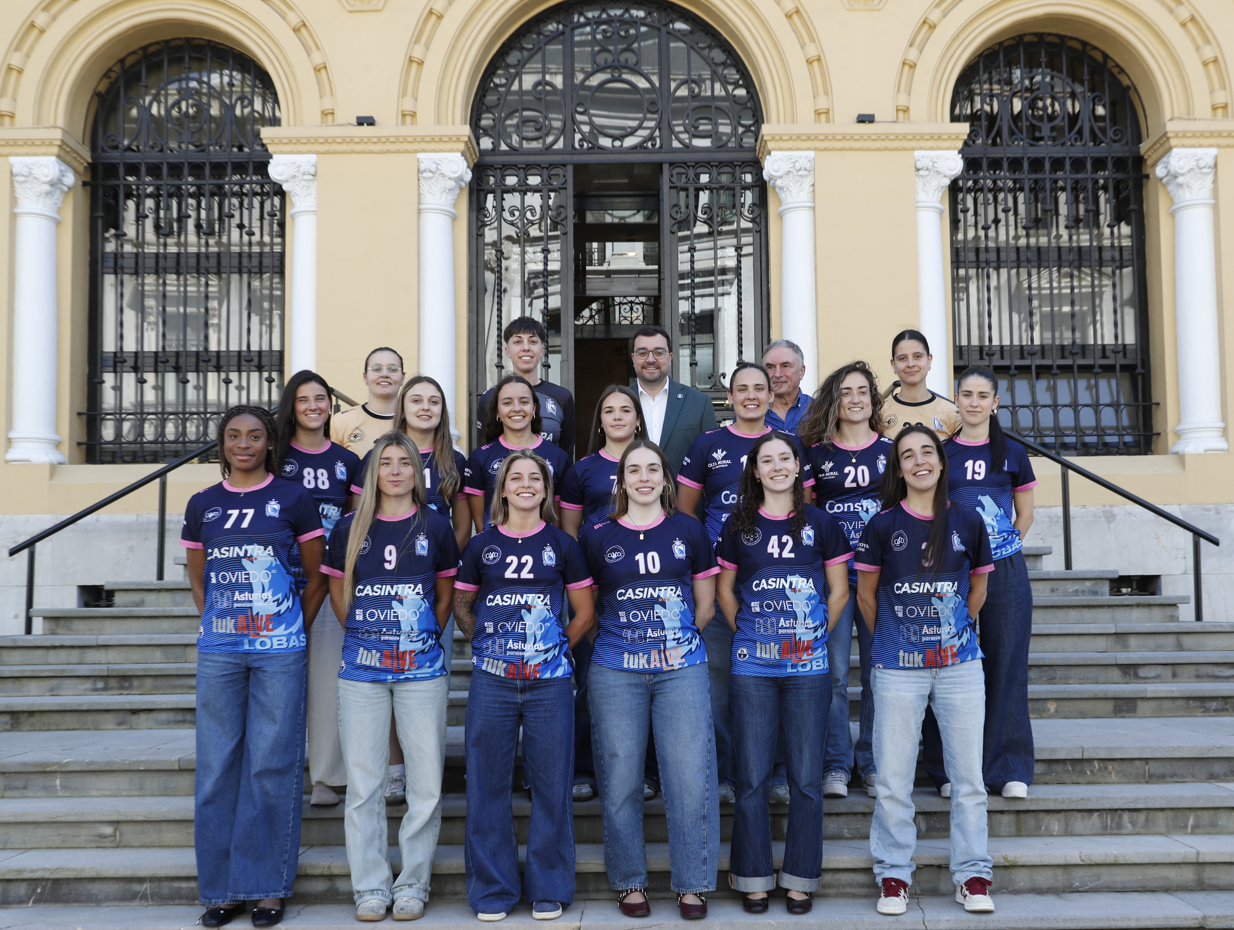 Imagen - Barbón recibe al equipo Lobas Global Atac Oviedo tras su ascenso a la máxima categoría del balonmano femenino