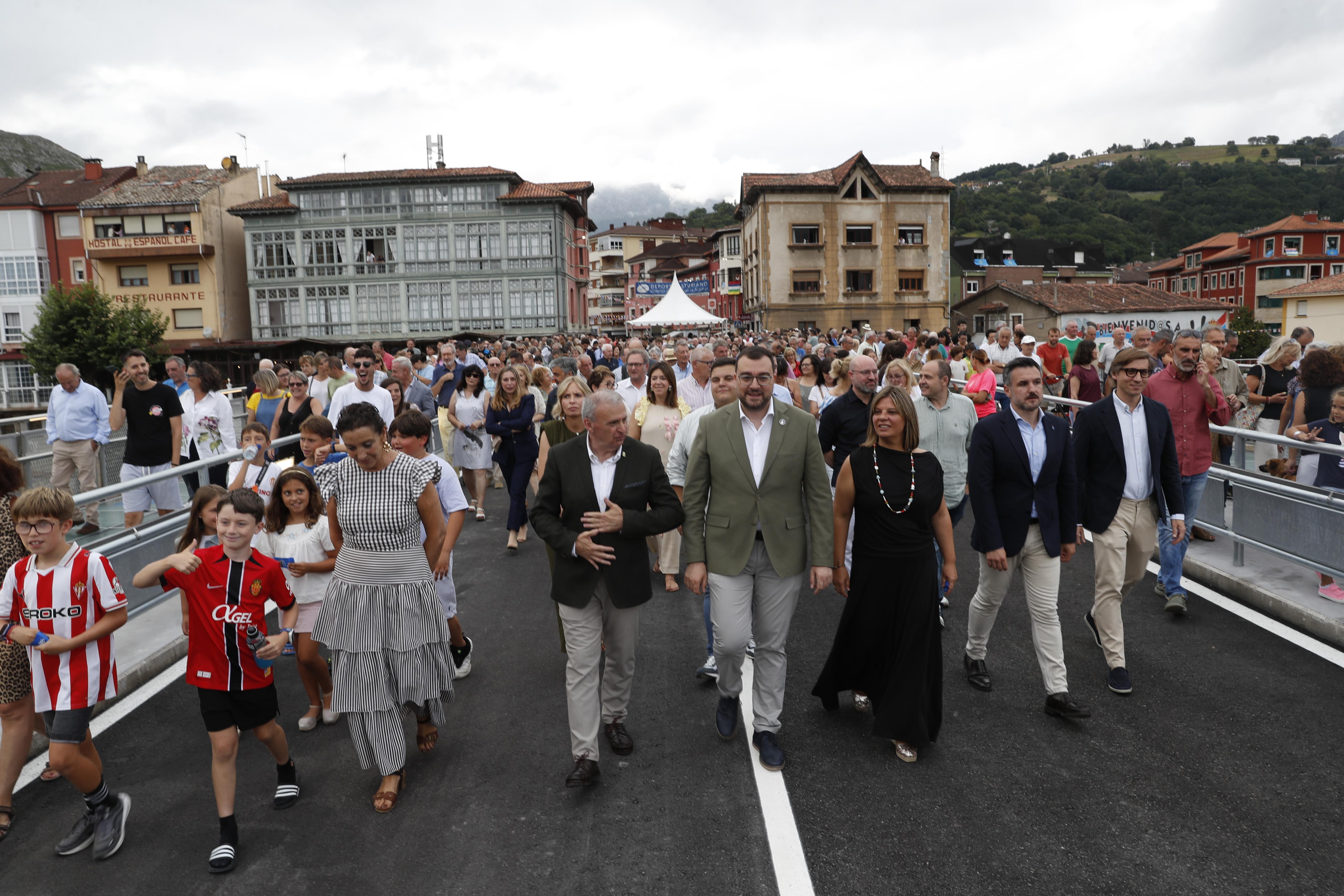 Imagen - El presidente inaugura el nuevo puente Emilio Llamedo, en Arriondas/Les Arriondes, tras una inversión de 5,5 millones para transformar una infraestructura emblemática
