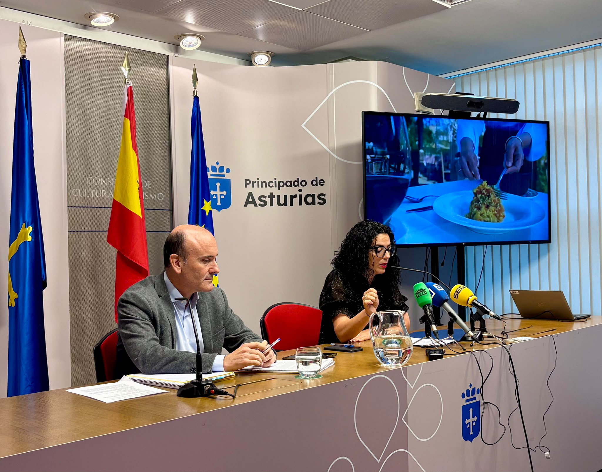 La consejera Vanessa Gutiérrez y el director general de Patrimonio Cultural en la rueda de prensa de presentación de los premios, celebrada el pasado mes de agosto