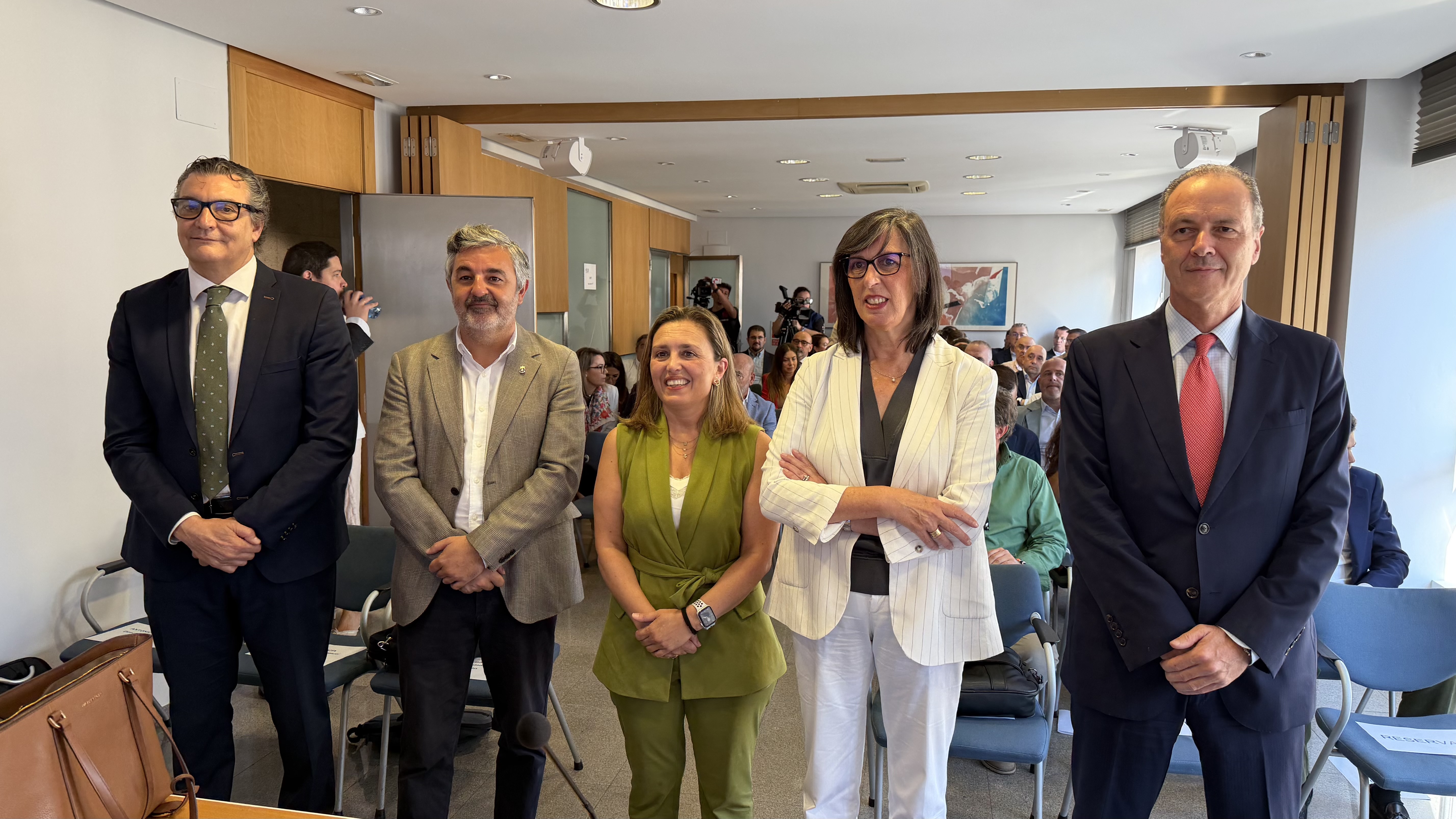 Imagen - El consejero de Movilidad destaca el potencial del puerto de Gijón para reforzar la conexión logística con León