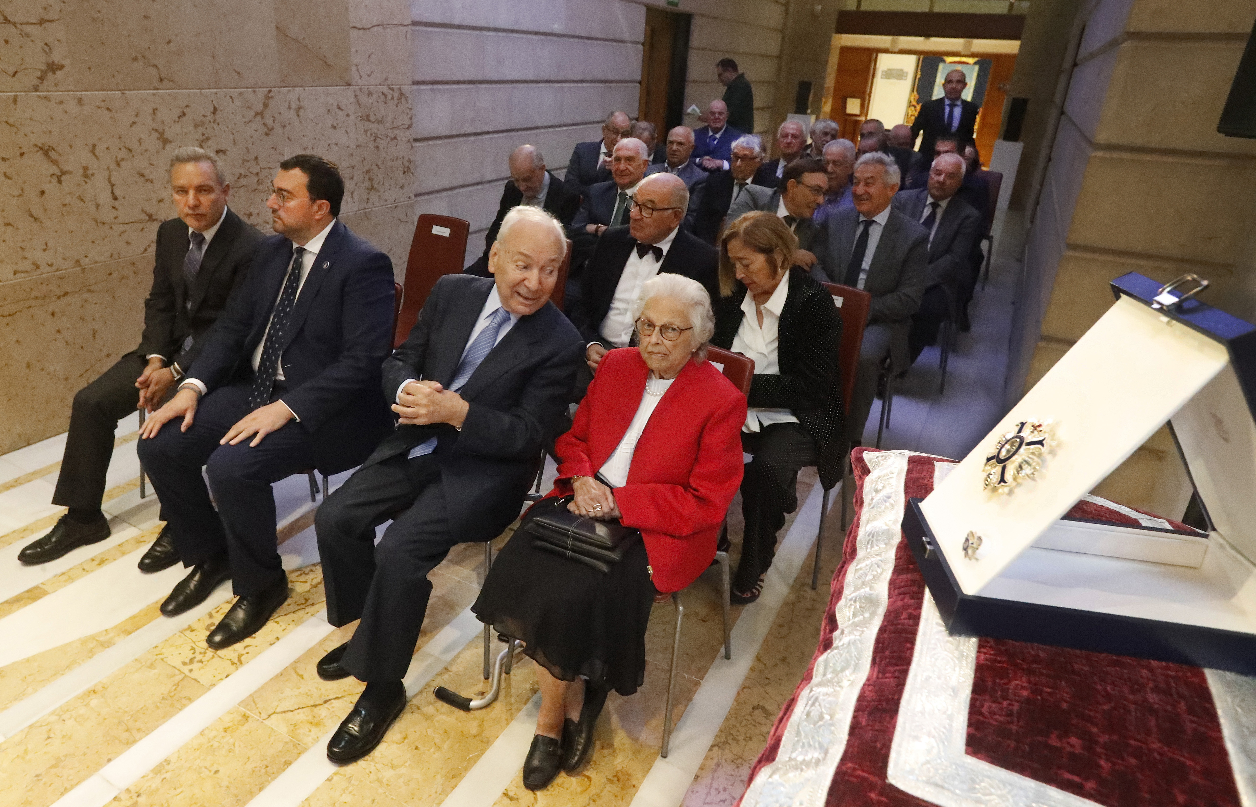 Imagen - Barbón destaca “el compromiso con Asturias y la visión de futuro” de Francisco Rodríguez en el homenaje por la encomienda de número de la Orden del Mérito Civil